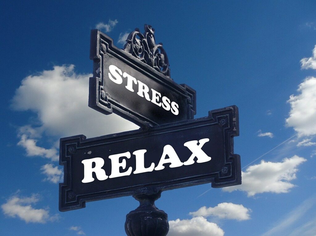 stress vs. relax 표지판 사진